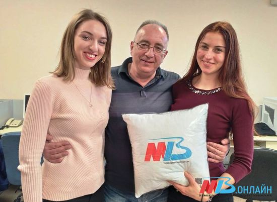 Сотрудники МТВ поздравили главного редактора Николая Коробова с днем рождения